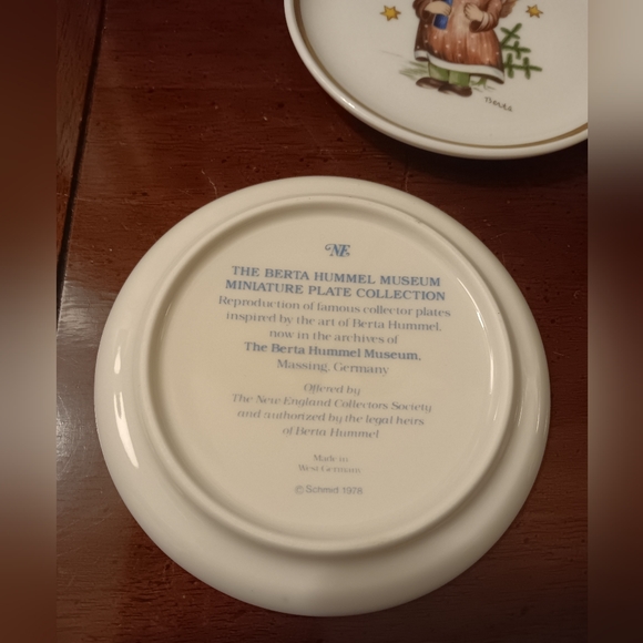 Lot of 2, 1978 Berta Hummel Museum Miniature Plate Collection 4" - Picture 3 of 6